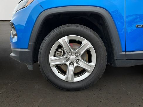 Used 2024 Jeep Compass Latitude image 10