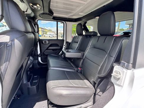 Used 2023 Jeep Wrangler Unlimited Sahara AWD/4WD image 15