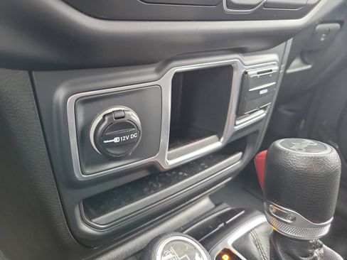 Used 2018 Jeep Wrangler Unlimited Sport image 33