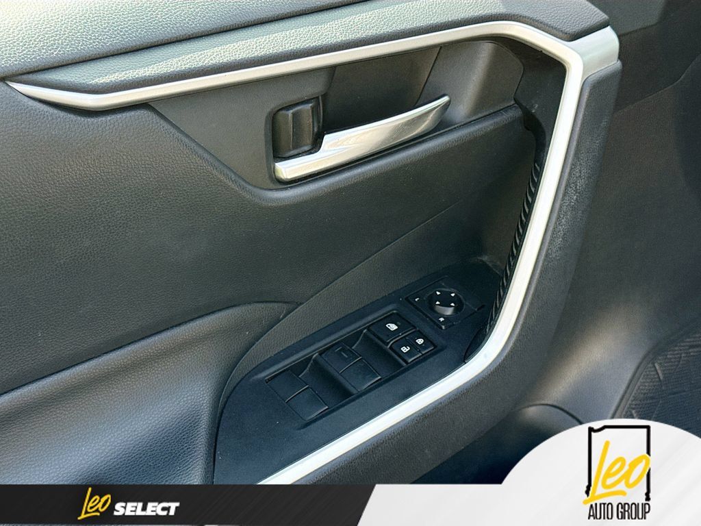 Used 2019 Toyota RAV4 XLE AWD/4WD image 19
