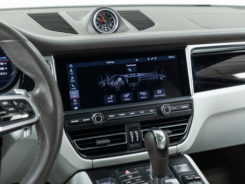 Certified 2021 Porsche Macan AWD/4WD image 22