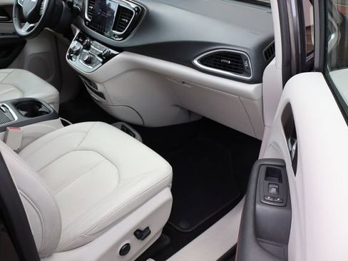 Used 2018 Chrysler Pacifica Touring-L Plus FWD image 55