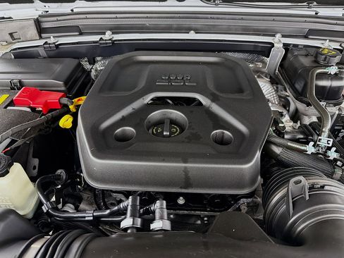 Used 2025 Jeep Wrangler Sahara image 30