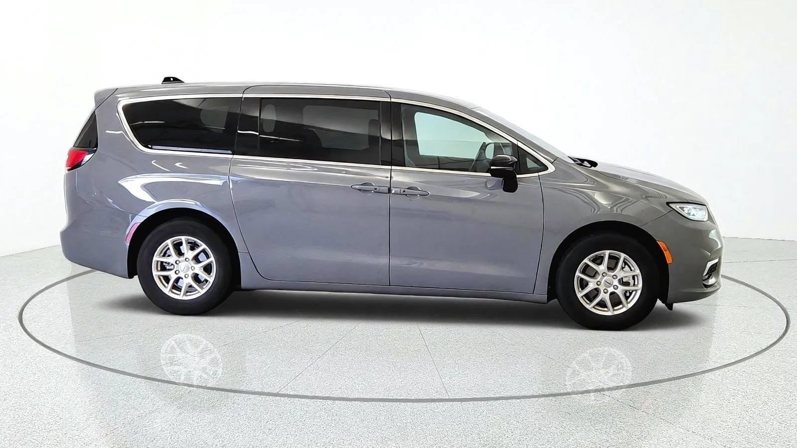 Used 2025 Chrysler Pacifica Select FWD image 10