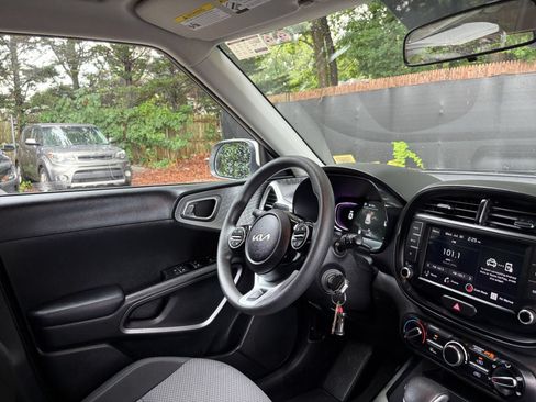 Used 2025 Kia Soul LX w/ LX Technology Package FWD image 32