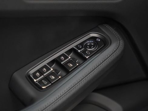 Certified 2026 Porsche Macan AWD/4WD image 23