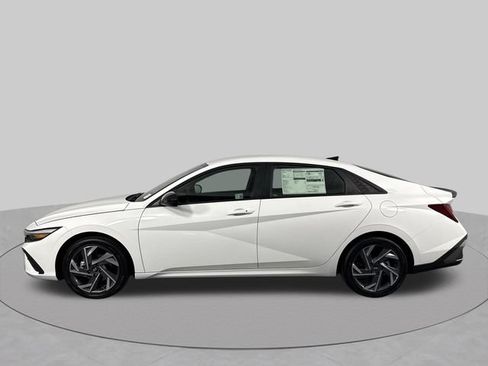 Used 2025 Hyundai Elantra SEL FWD image 16