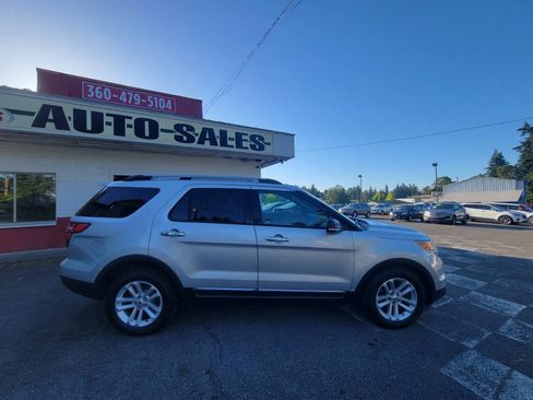 Used 2015 Ford Explorer XLT w/ Equipment Group 202B AWD/4WD image 2