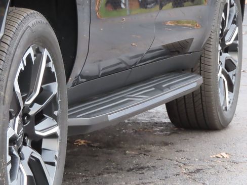 New 2026 Chevrolet Suburban Premier image 19