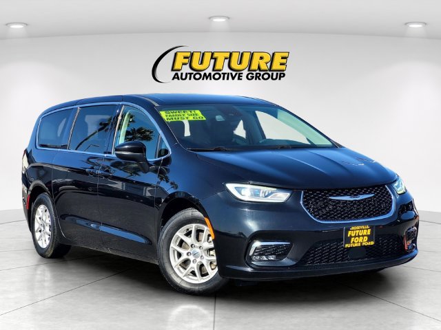 Used 2023 Chrysler Pacifica Touring-L FWD image 1