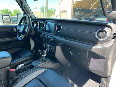 Used 2018 Jeep Wrangler Unlimited Sahara w/ Uconnect 4C Nav & Sound Group AWD/4WD image 16