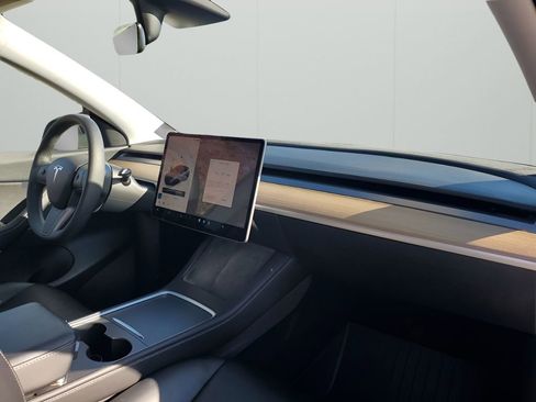 Used 2021 Tesla Model Y Long Range image 13