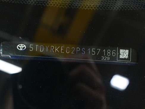 Used 2023 Toyota Sienna XLE FWD image 31