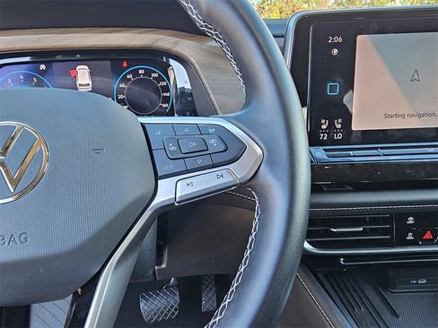 Used 2025 Volkswagen Atlas SE image 25