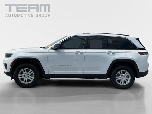 Used 2023 Jeep Grand Cherokee Laredo AWD/4WD image 4