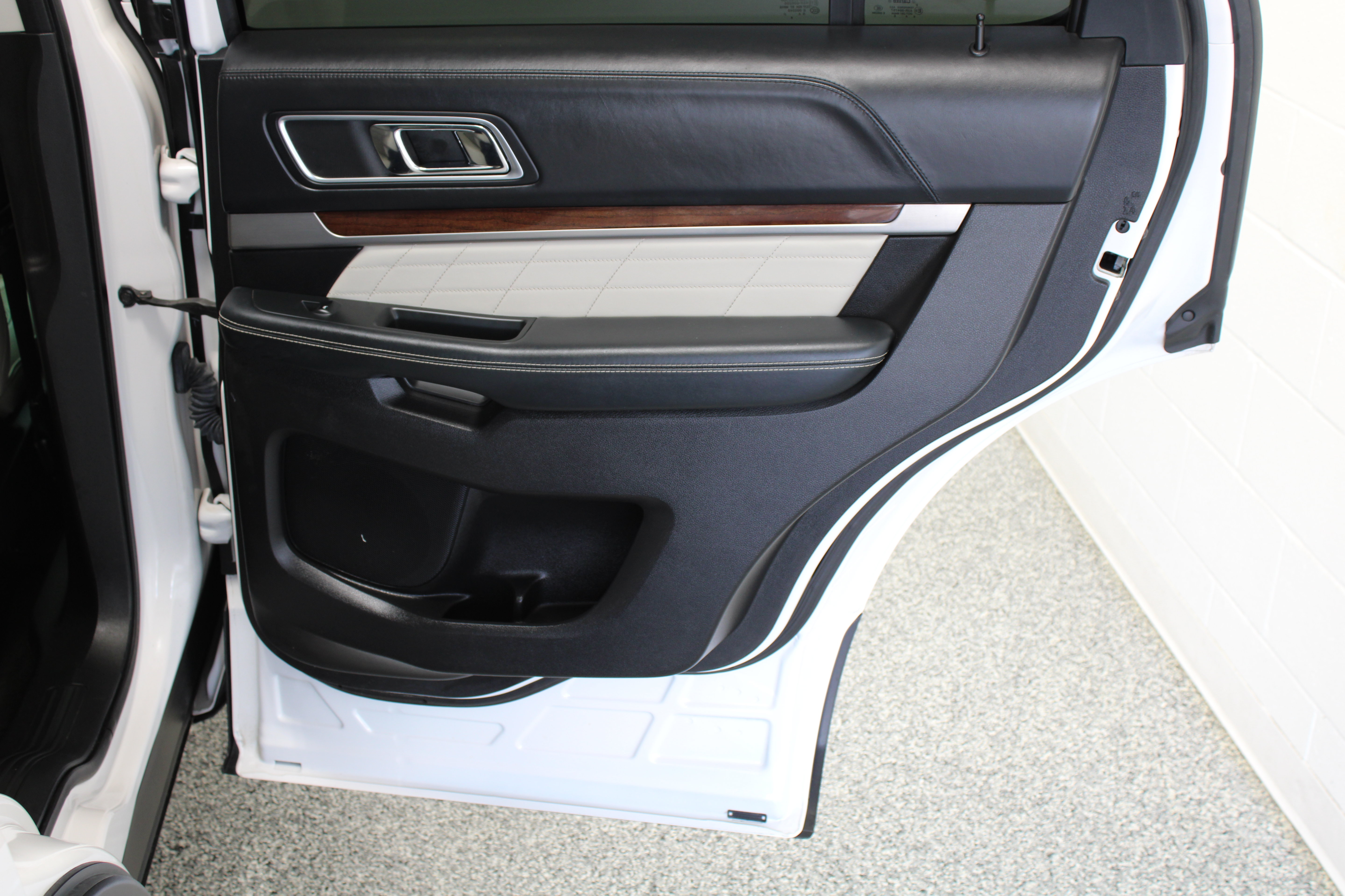 Used 2017 Ford Explorer Platinum AWD/4WD image 38