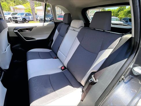 Used 2021 Toyota RAV4 XLE w/ Convenience Package FWD image 20
