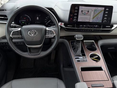 Used 2023 Toyota Sienna XLE image 12