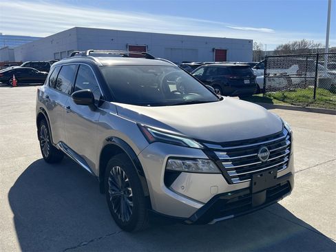 Certified 2025 Nissan Rogue Platinum image 3