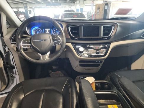 Used 2020 Chrysler Voyager Lxi FWD image 5