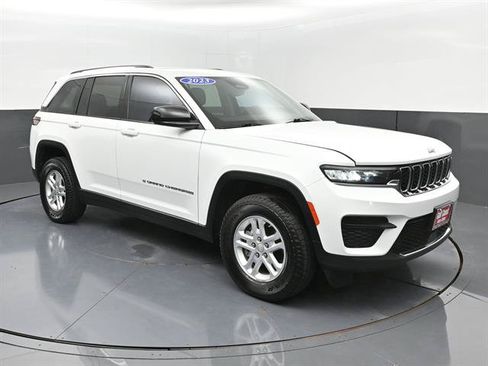 Used 2023 Jeep Grand Cherokee Laredo AWD/4WD image 2