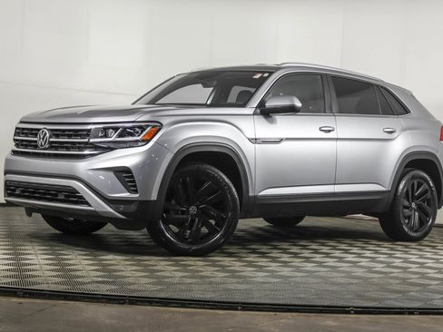 Used 2022 Volkswagen Atlas Cross Sport SE image 2