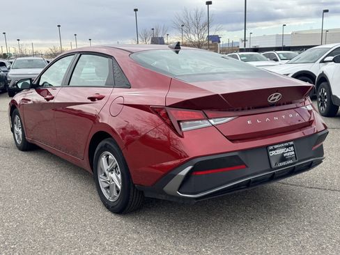 Used 2025 Hyundai Elantra SE image 2