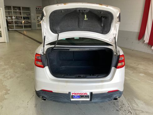 Used 2013 Ford Taurus SEL FWD image 12