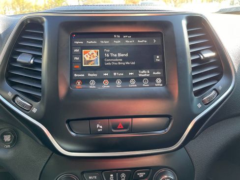 Used 2020 Jeep Cherokee Latitude Plus w/ Cold Weather Group AWD/4WD image 28