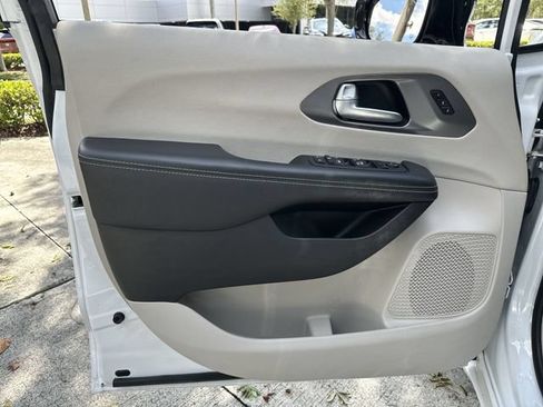 Used 2024 Chrysler Pacifica Touring-L FWD image 13