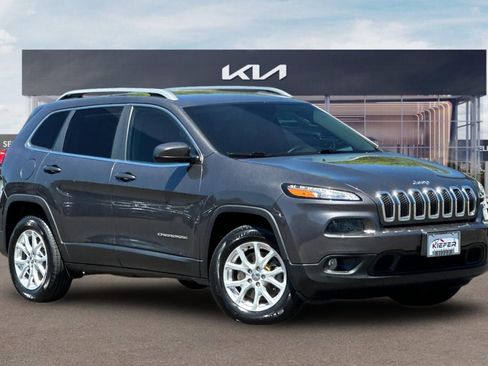 Used 2018 Jeep Cherokee Latitude Plus w/ Comfort/Convenience Group AWD/4WD image 2