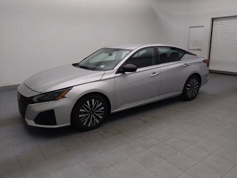 Used 2024 Nissan Altima 2.5 SV image 2