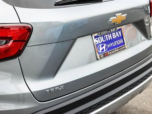 Used 2025 Chevrolet Trax LT FWD image 7