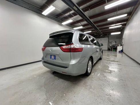 Used 2015 Toyota Sienna XLE image 8
