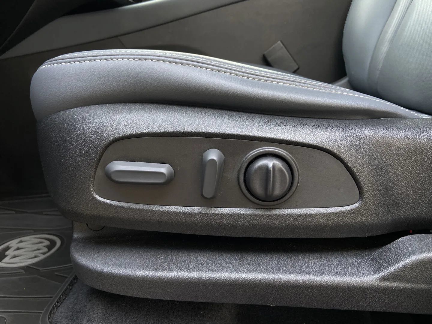 Used 2023 Buick Enclave Essence AWD/4WD image 12
