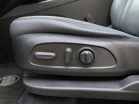 Used 2023 Buick Enclave Essence AWD/4WD image 12