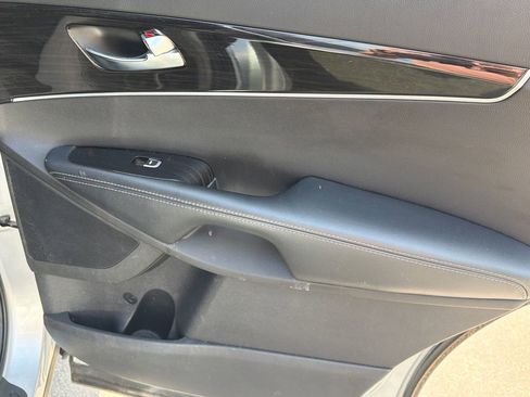 Used 2019 Kia Sorento L FWD image 16