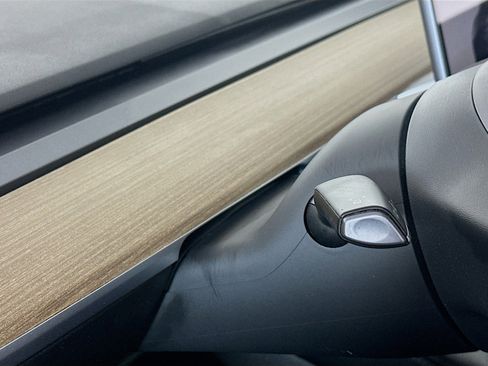 Used 2022 Tesla Model Y Long Range image 16