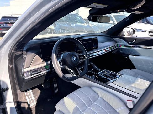Used 2023 BMW i7 xDrive60 AWD/4WD image 17