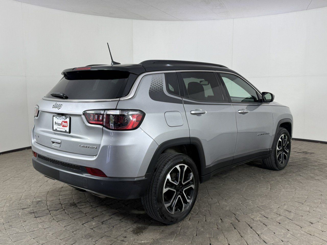 Used 2023 Jeep Compass Limited w/ Mopar Graphics Package AWD/4WD image 9
