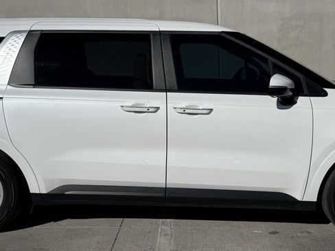 Used 2024 Kia Carnival LX image 2