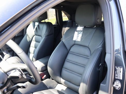 New 2025 Porsche Macan image 5