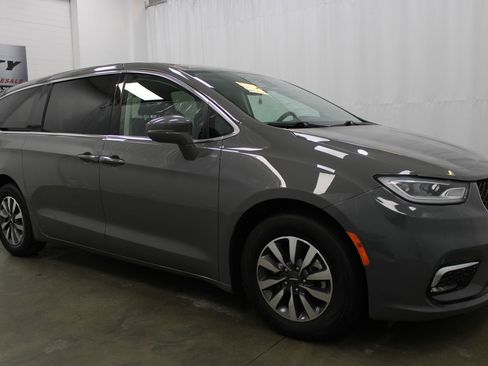Used 2022 Chrysler Pacifica Touring-L FWD image 4