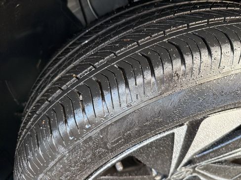 Used 2024 Volkswagen Taos SE w/ Panoramic Sunroof Package image 10