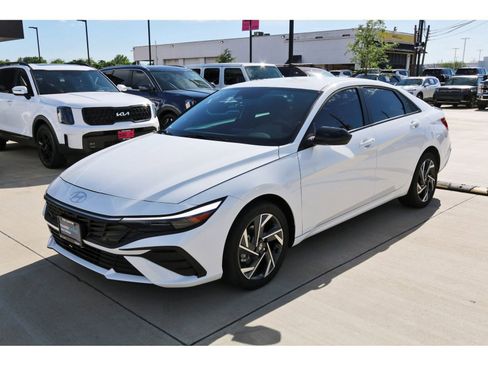 Used 2025 Hyundai Elantra SEL FWD image 3