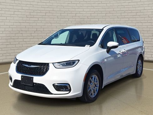 Used 2023 Chrysler Pacifica Touring-L image 1