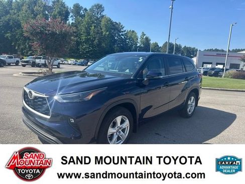 Used 2023 Toyota Highlander LE AWD/4WD image 6