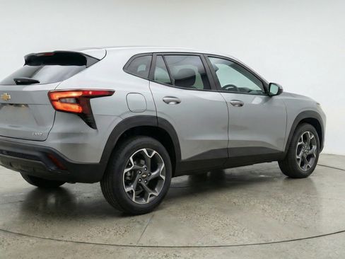 Used 2025 Chevrolet Trax LT FWD image 9