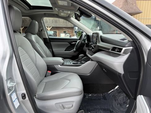 Used 2021 Toyota Highlander XLE AWD/4WD image 17