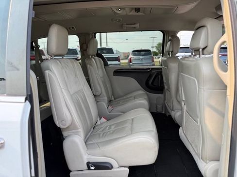 Used 2015 Chrysler Town & Country Limited FWD image 16